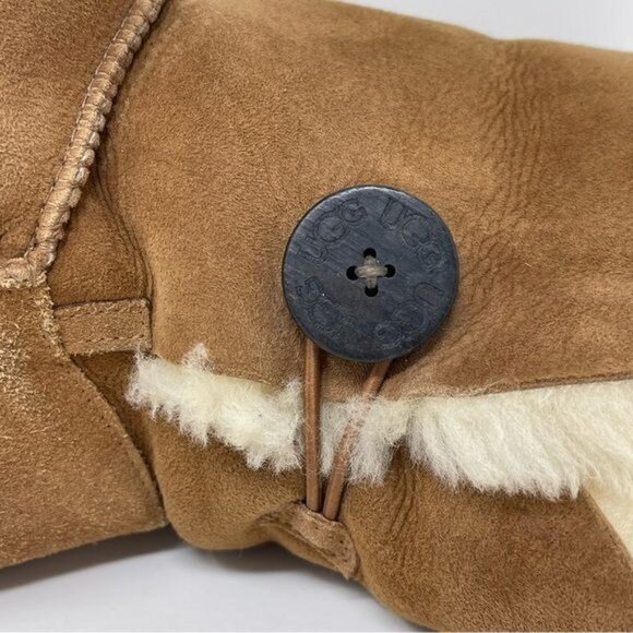 UGG Women’s Bailey Button, Women’s US 9, chestnut color, very good condition - Picture 6 of 13